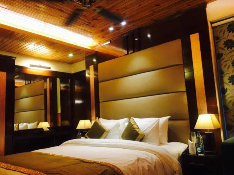 Wood Castle Grand Hotel New Delhi Exterior photo