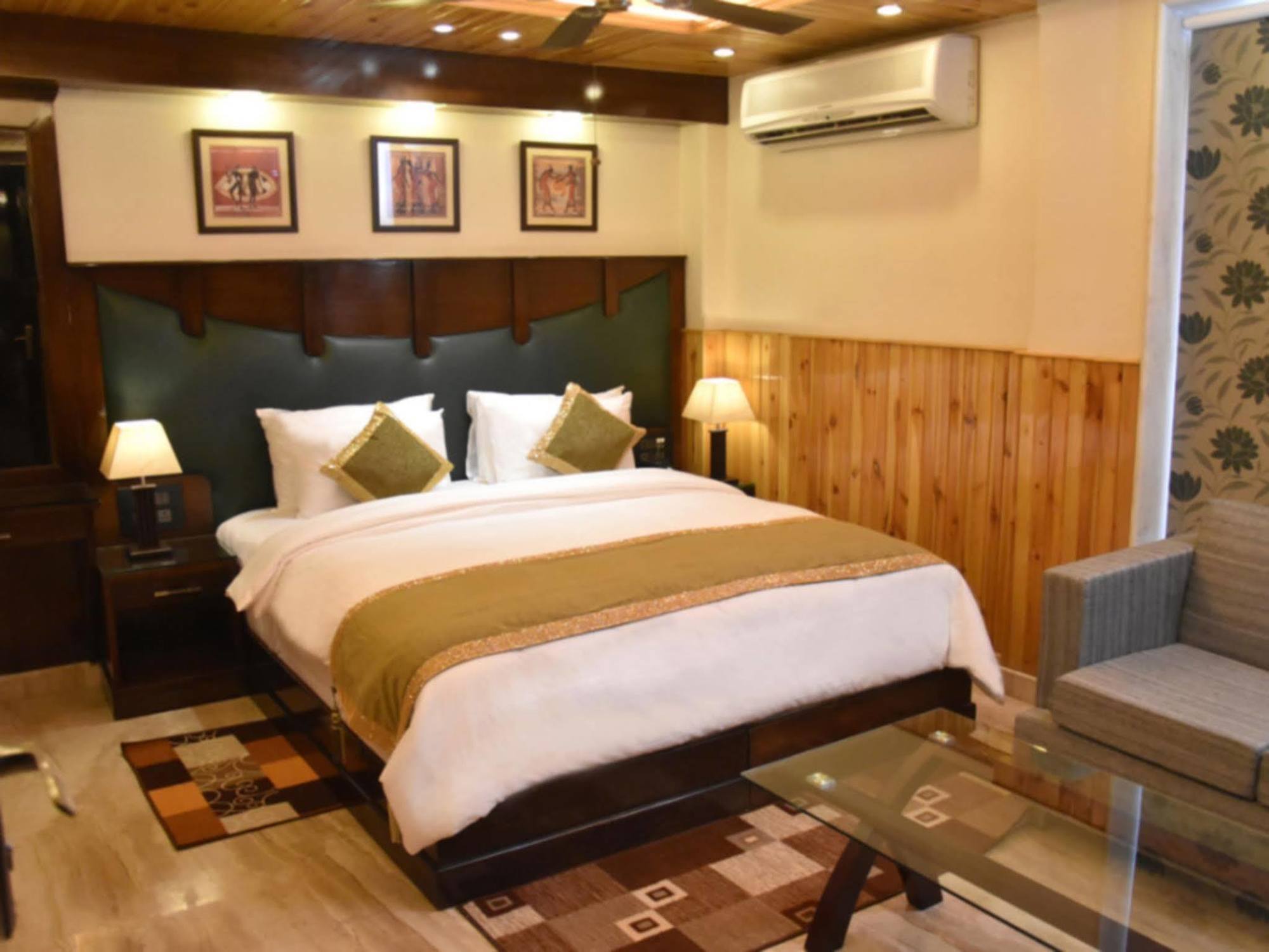 Wood Castle Grand Hotel New Delhi Exterior photo