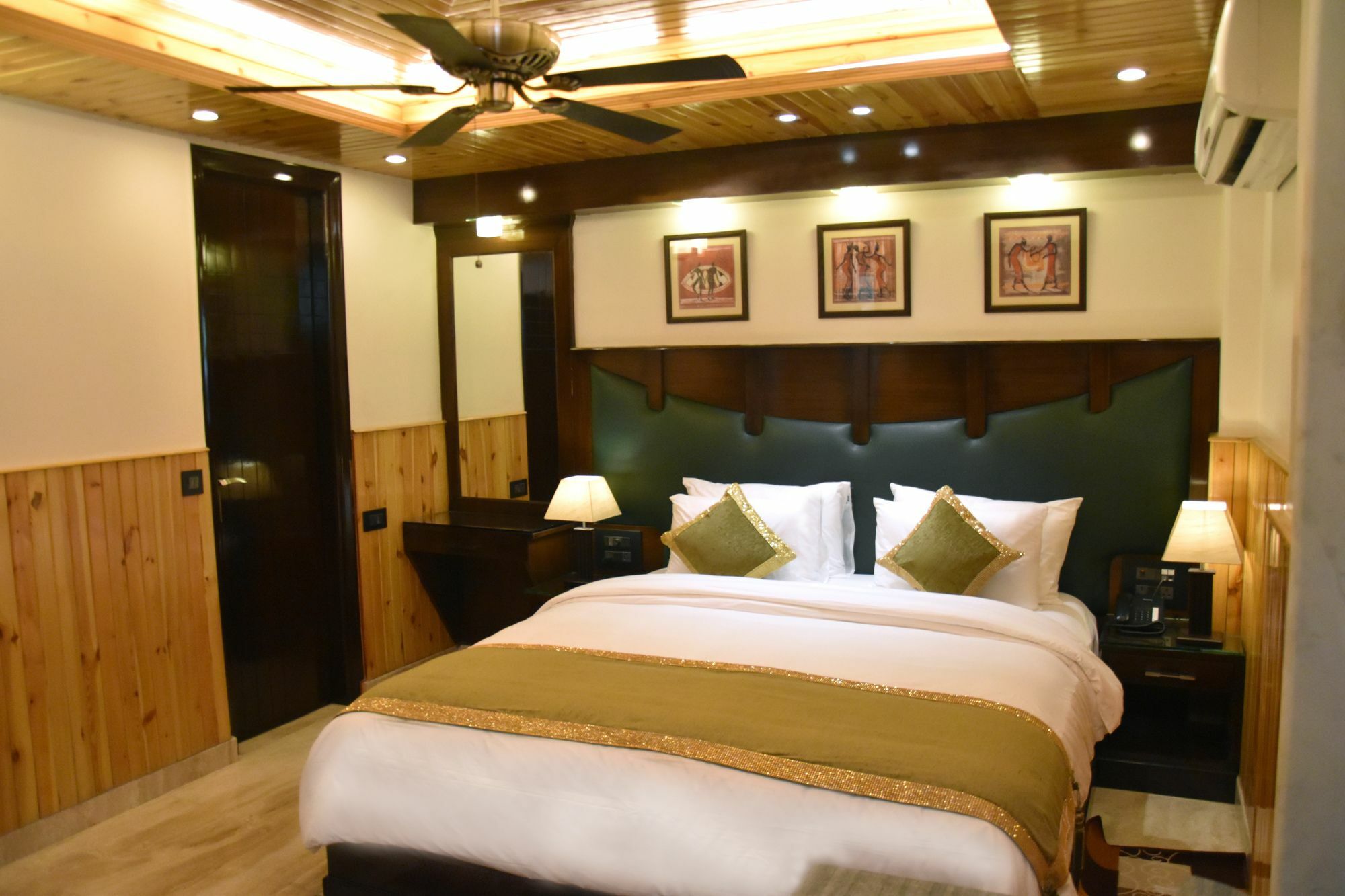 Wood Castle Grand Hotel New Delhi Exterior photo