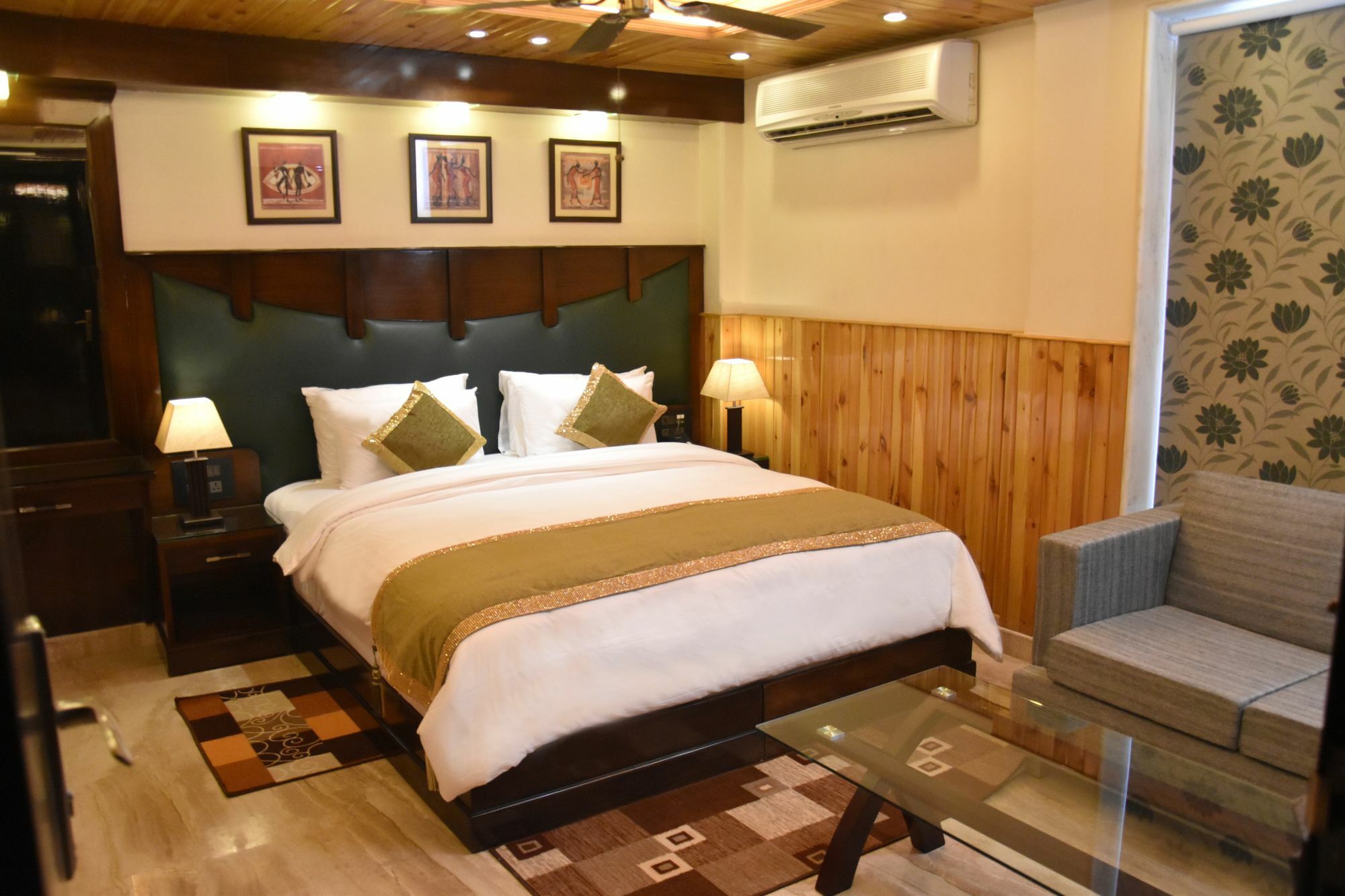 Wood Castle Grand Hotel New Delhi Exterior photo